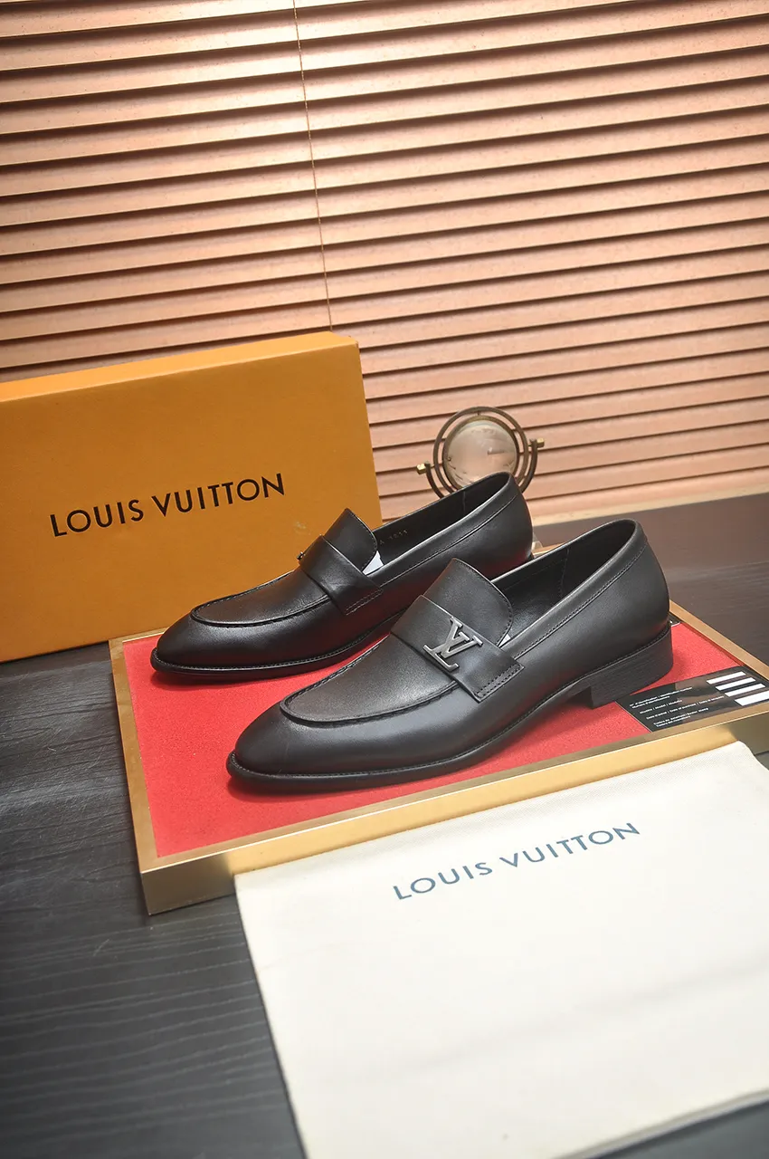 Men's men's shoes 💰540💶 [LV] (original single cowhide lining) 🍀LV's latest genuine leather business suit shoes are launched simultaneously on the official website. The first-layer cowhide imported from Italy is made of heavy gold, 💥official website 1:1 rubber outsole. Versatile to wear, high-end without losing class, and the color combination is extraordinary. This four-season style is alluring when worn on your feet, showing off your big-name flair. Standard code 38-45 (45 customized)